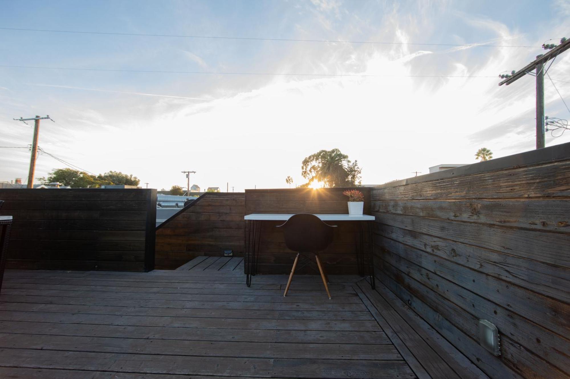 Venice Beach Studio With Large Private Patio Steps To The Beach Los Angeles Exterior photo